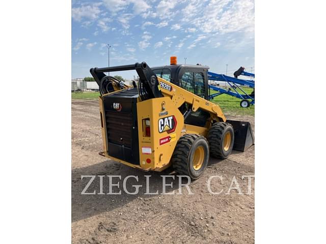 Image of Caterpillar 262D3 equipment image 2