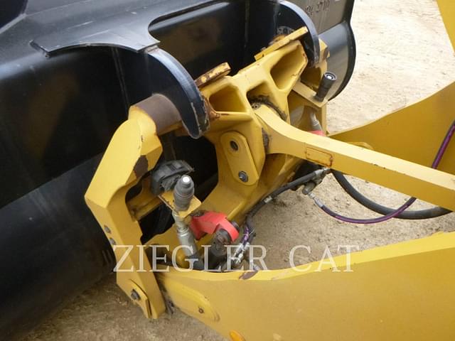 Image of Caterpillar 926M equipment image 2