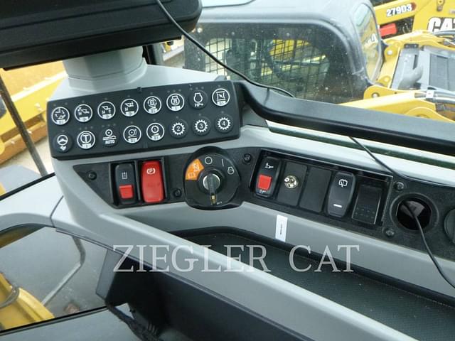 Image of Caterpillar 926M equipment image 2