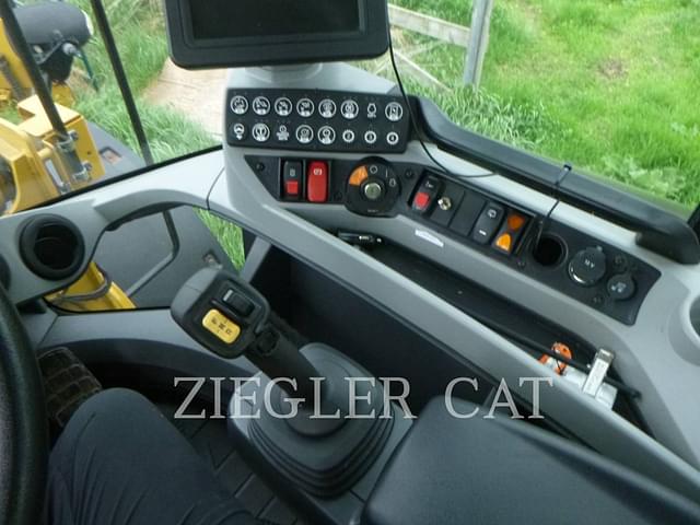 Image of Caterpillar 926M equipment image 3
