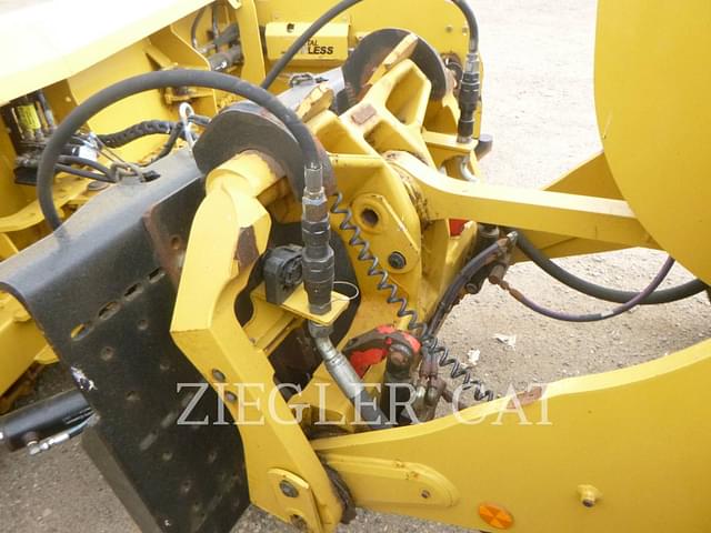 Image of Caterpillar 926M equipment image 3