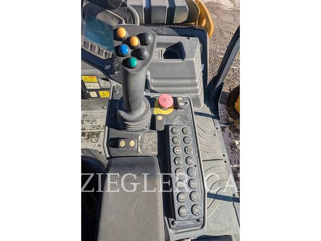 Image of Caterpillar CB10 equipment image 4