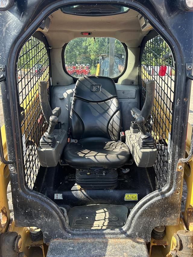 Image of Caterpillar 239D3 equipment image 1