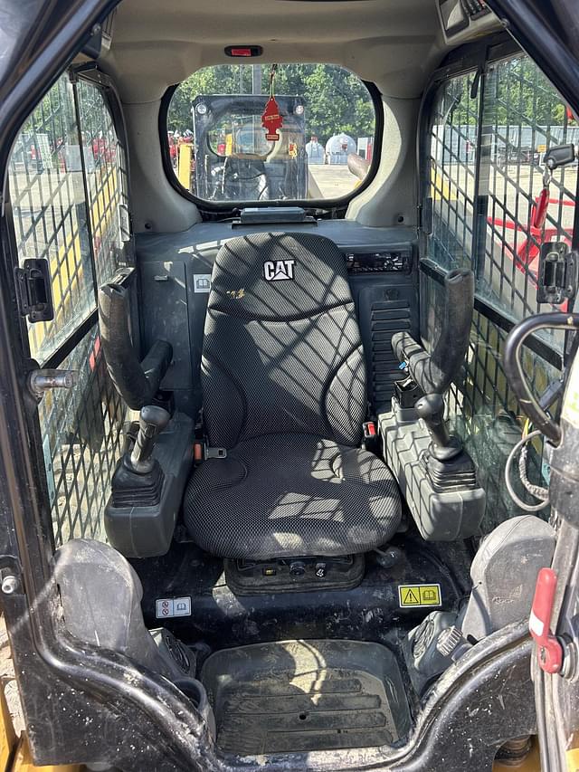 Image of Caterpillar 239D3 equipment image 2