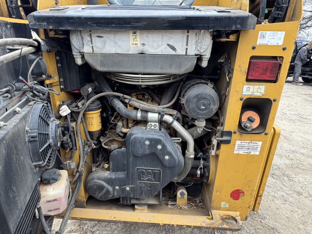 Image of Caterpillar 239D3 equipment image 4