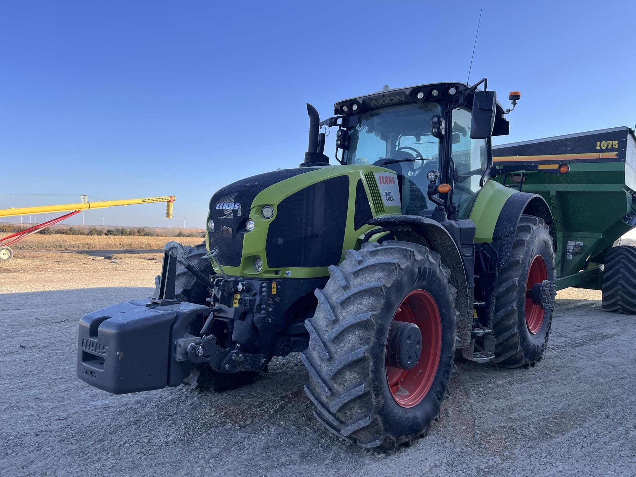 2020 CLAAS Axion 940 Equipment Image0