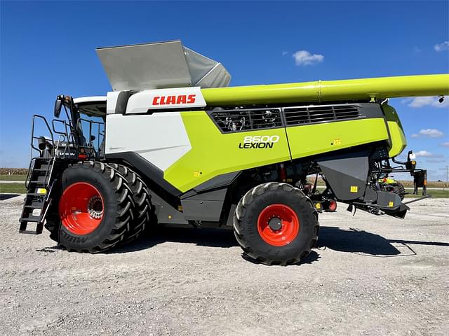 Image of CLAAS Lexion 8600 equipment image 1