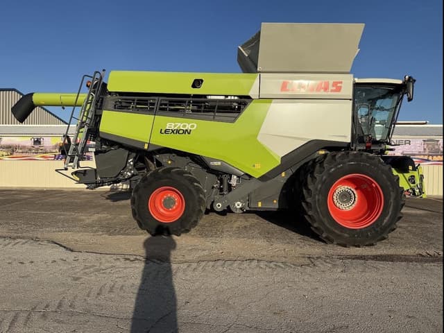 Image of CLAAS Lexion 8700 equipment image 1