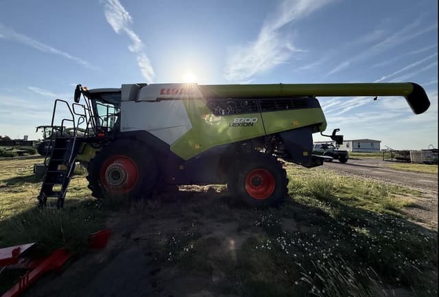 Image of CLAAS Lexion 8700 equipment image 1
