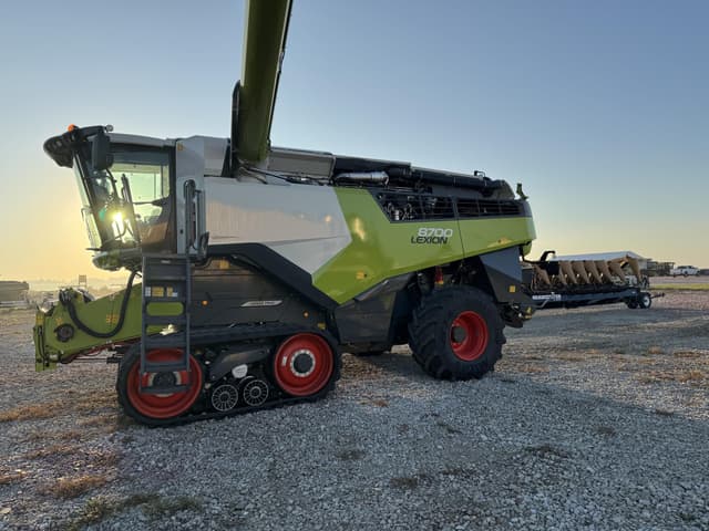 Image of CLAAS Lexion 8700TT equipment image 4