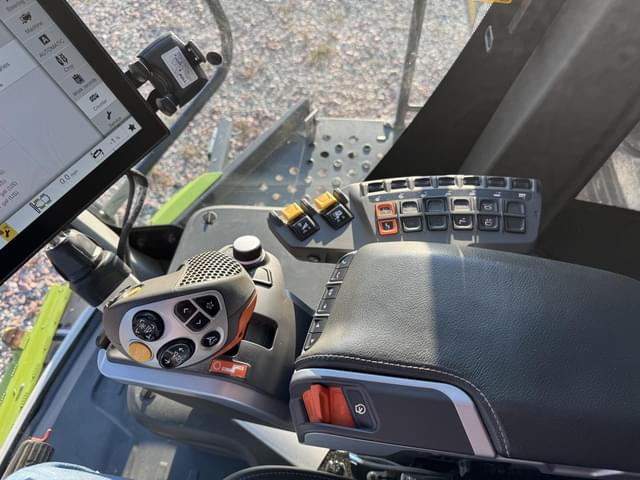 Image of CLAAS Lexion 8700TT equipment image 3