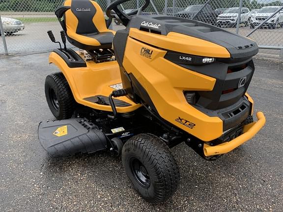 Image of Cub Cadet XT2 LX42 equipment image 3
