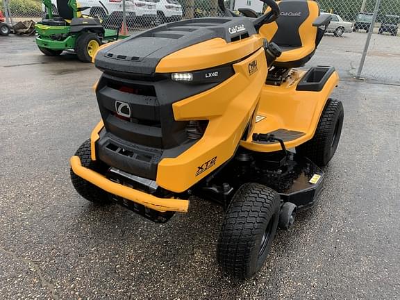 Image of Cub Cadet XT2 LX42 equipment image 4