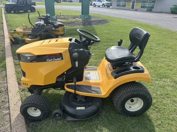 Image of Cub Cadet XT1 equipment image 2