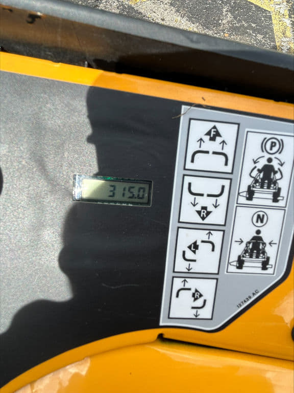 Image of Cub Cadet ZT2 60 equipment image 4