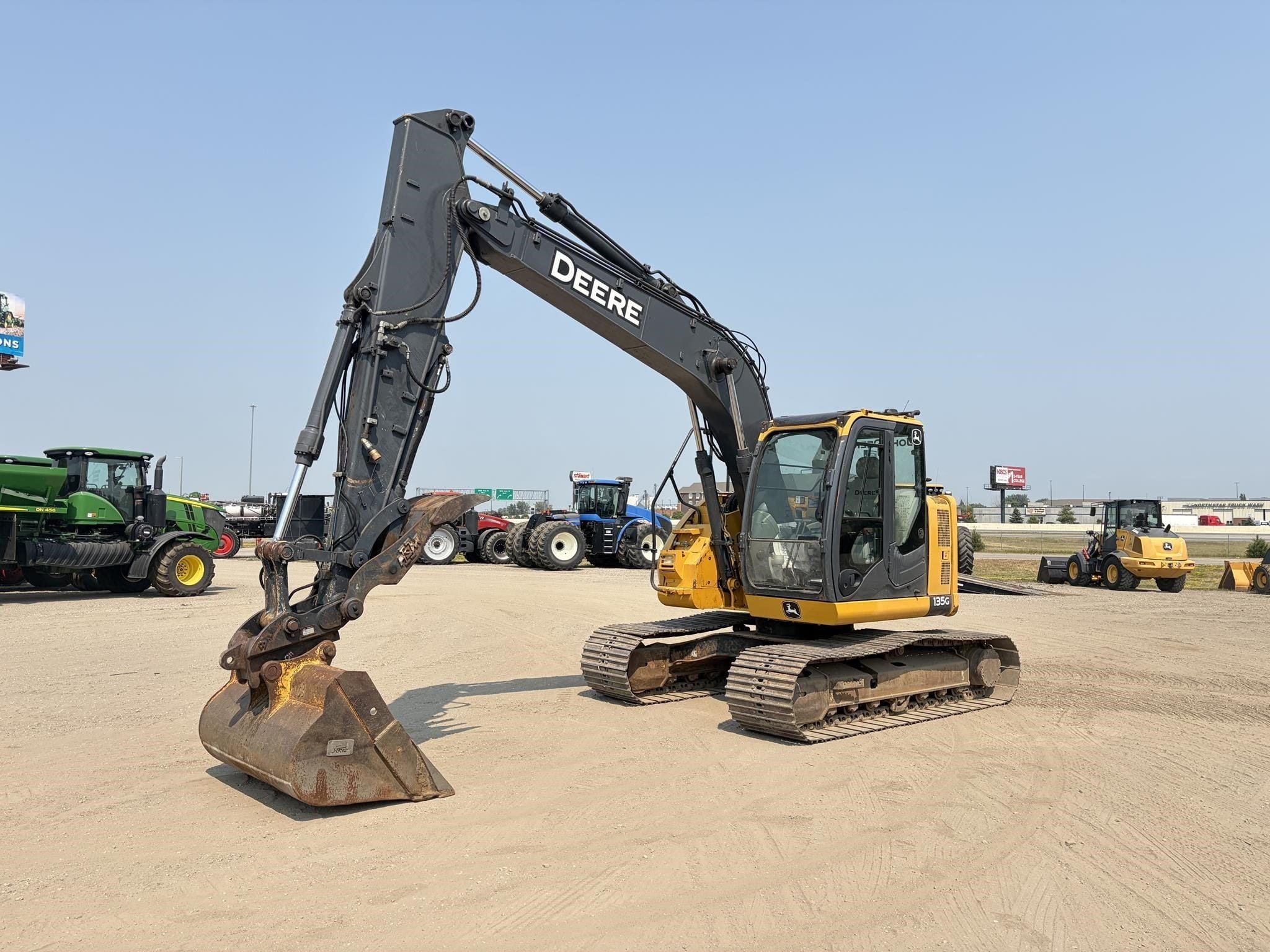 2020 John Deere 135G Equipment Image0