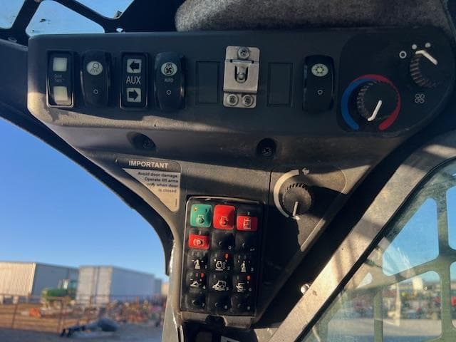 Image of John Deere 325G equipment image 4