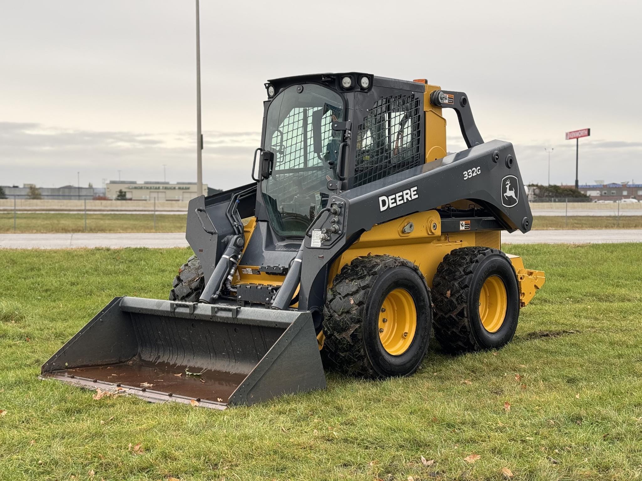 2020 John Deere 332G Equipment Image0