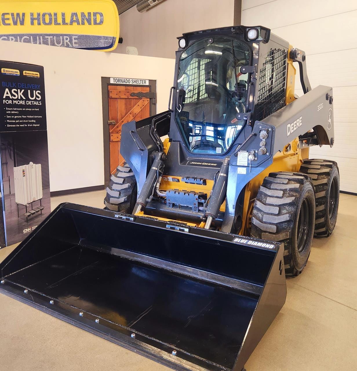 2020 John Deere 332G Equipment Image0