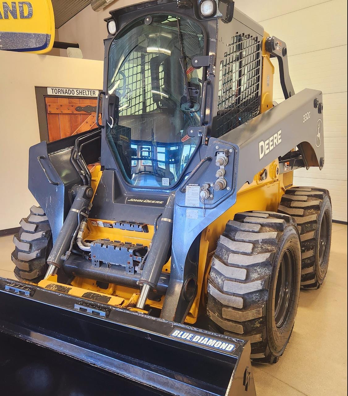 2020 John Deere 332G Equipment Image0