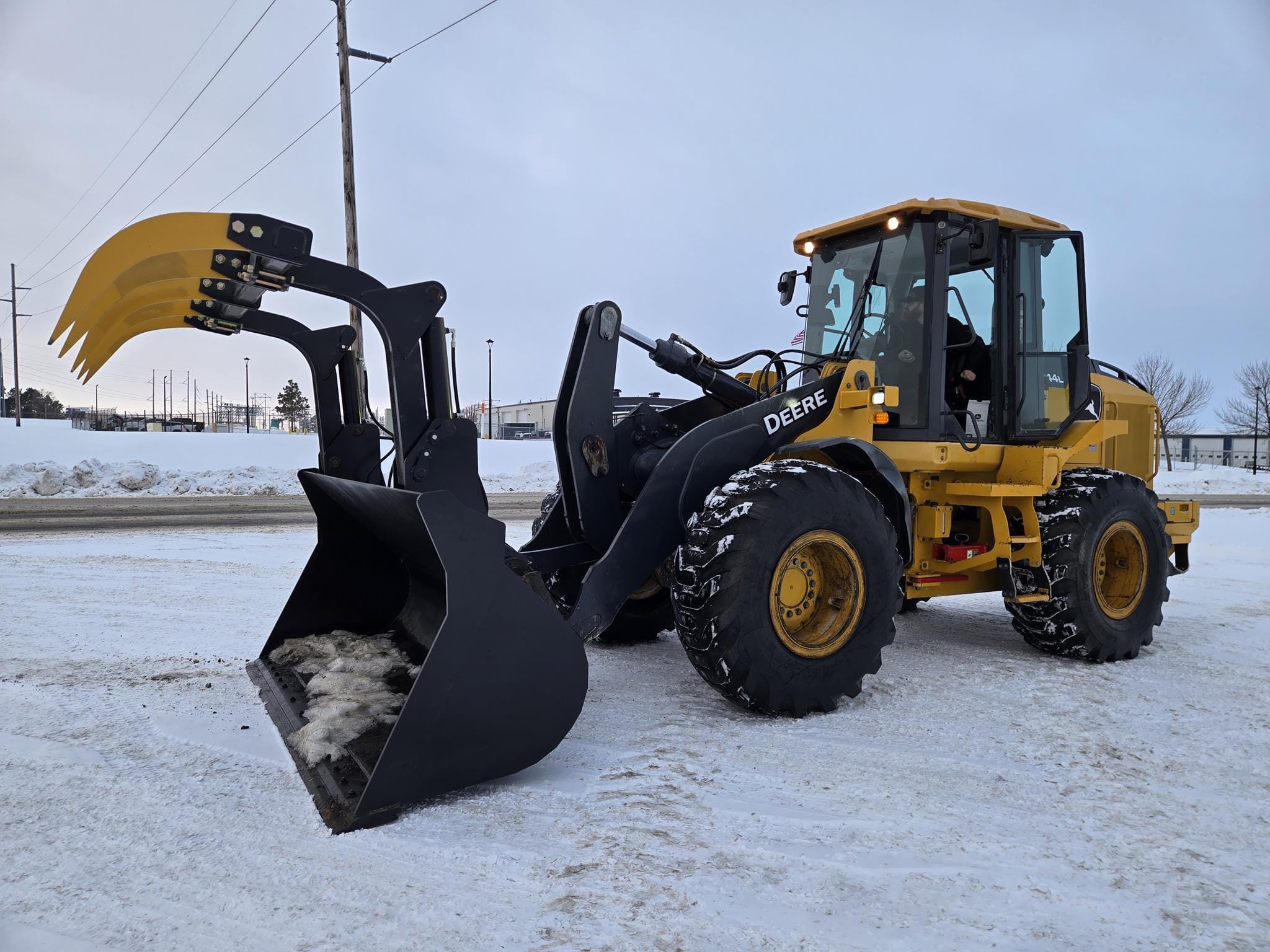 2020 John Deere 544L Equipment Image0