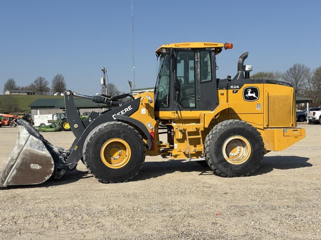 Image of John Deere 624P equipment image 1