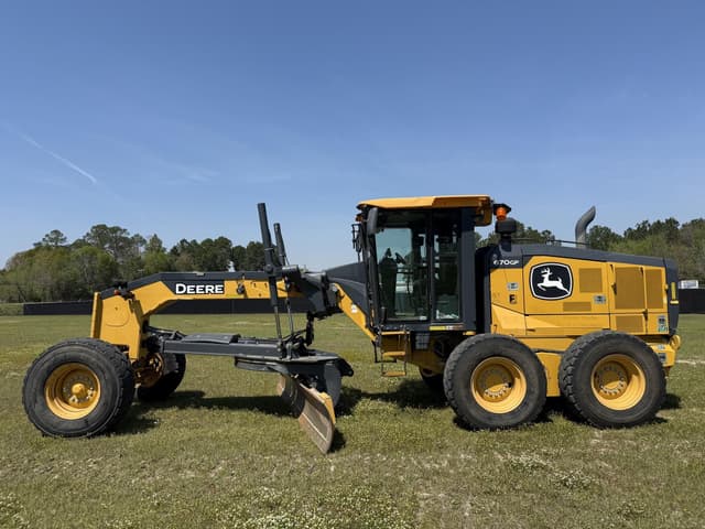 Image of John Deere 670GP equipment image 1