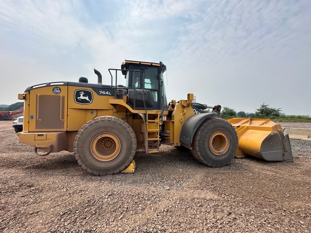 Image of John Deere 744L Primary image