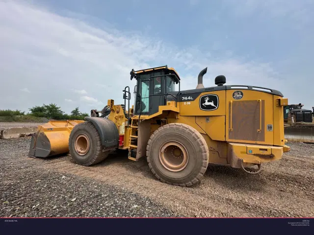 Image of John Deere 744L equipment image 1