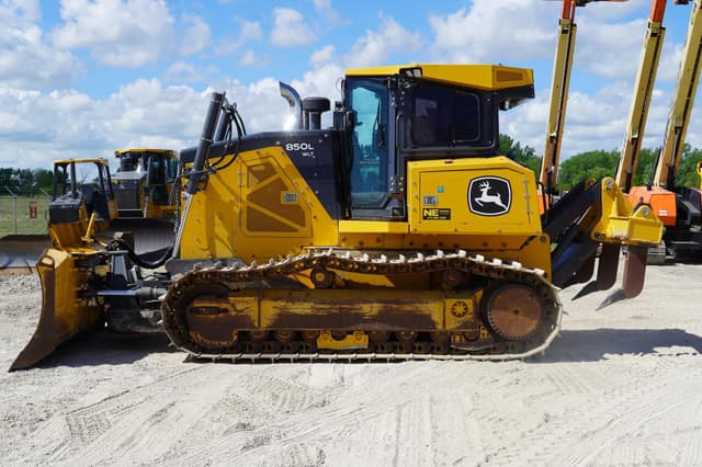Image of John Deere 850L WLT equipment image 2