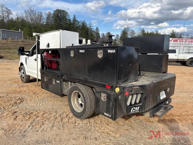 Image of Ford F-350 equipment image 2