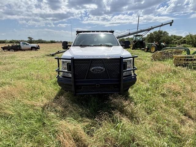 Image of Ford F-350 equipment image 3