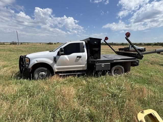 Image of Ford F-350 equipment image 2