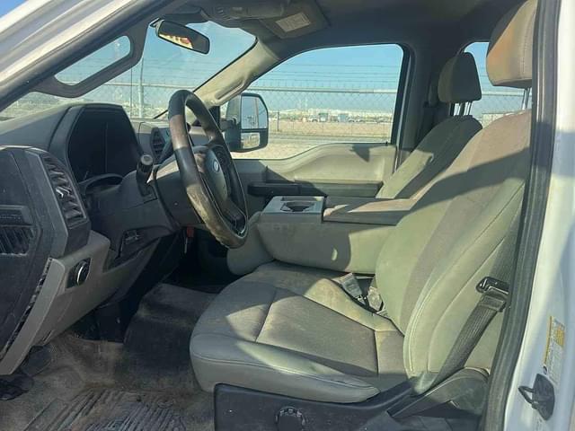 Image of Ford F-350 equipment image 4