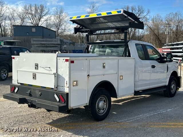 Image of Ford F-350 equipment image 4