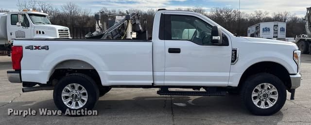 Image of Ford F-350 equipment image 3