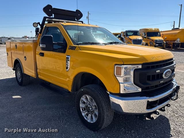 Image of Ford F-350 equipment image 2