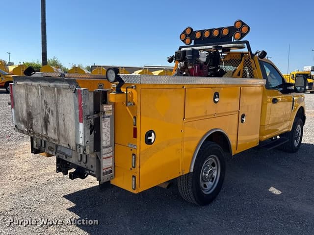 Image of Ford F-350 equipment image 4