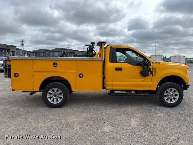 Image of Ford F-350 equipment image 3