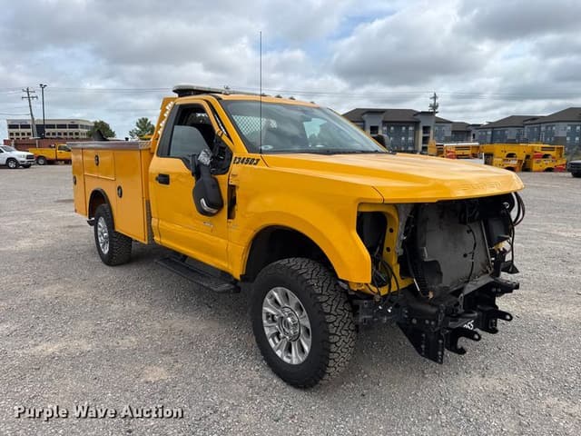 Image of Ford F-350 equipment image 2