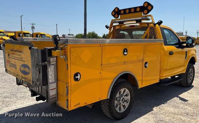 Image of Ford F-350 equipment image 4