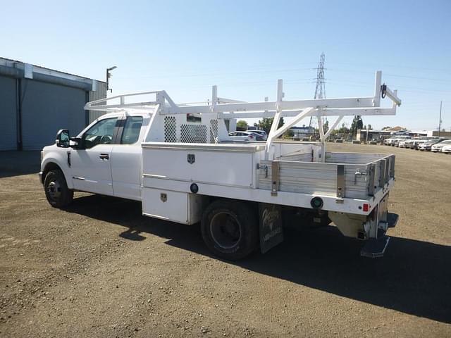 Image of Ford F-350 equipment image 3