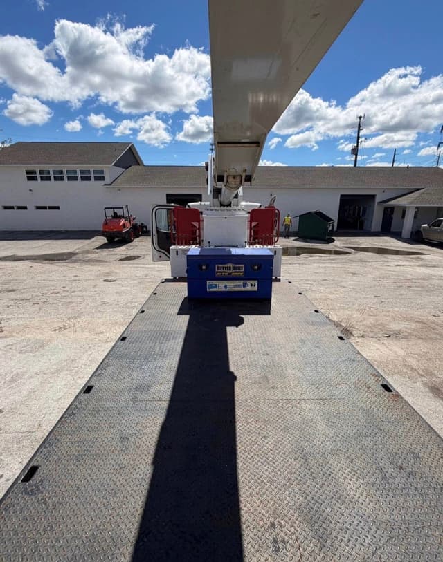 Image of Freightliner 108SD equipment image 4