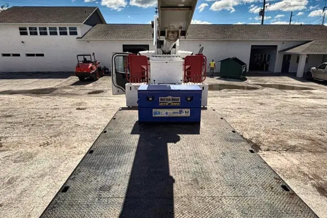 Image of Freightliner 108SD equipment image 4