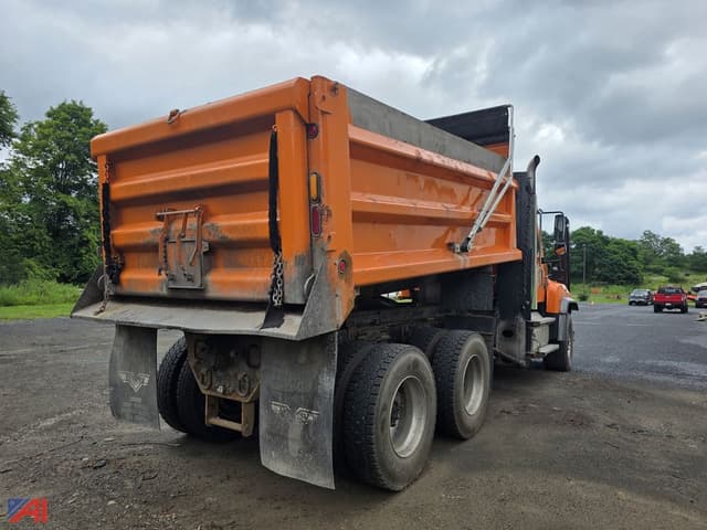 Image of Freightliner 114SD equipment image 4