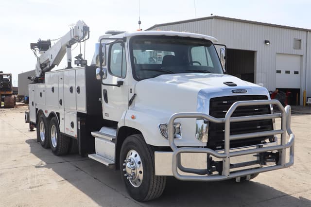 Image of Freightliner 114SD equipment image 3