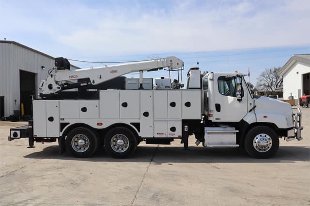 Image of Freightliner 114SD equipment image 4