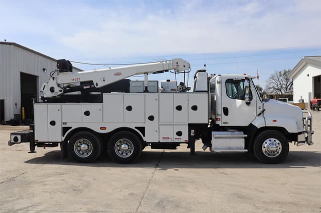 Image of Freightliner 114SD equipment image 4