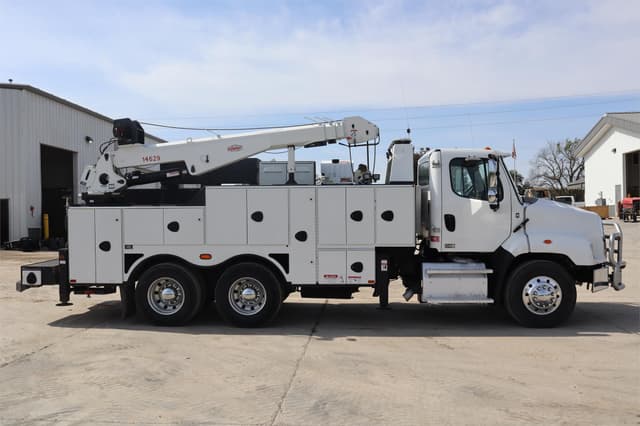 Image of Freightliner 114SD equipment image 4