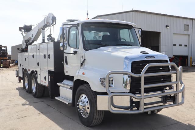 Image of Freightliner 114SD equipment image 2